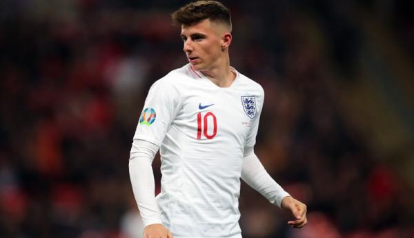 5 Mason Mount Gelandang Chelsea Mason Mount (tengah) dipeluk rekan-rekannya usai menjebol gawang Manchester United pada semifinal Piala FA di Wembley, Senin (20/7/2020) dini hari WIB. (Foto: Twitter @ChelseaFC)