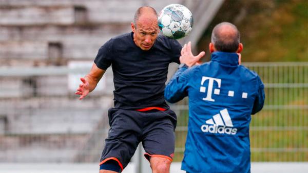 Robben Arjen Robben (kiri) berlatih di area latihan Bayern Munchen, Sabener Strasse, pekan ini. (Foto: Bayern)