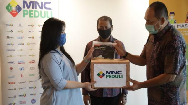 MNC Peduli Syafril 2 Ketua MNC Peduli Syafril Nasution (kanan) menyerahkan bantuan masker kain kepada Blue Bird, Jumat (12/6/2020). (Foto: MNC Media).