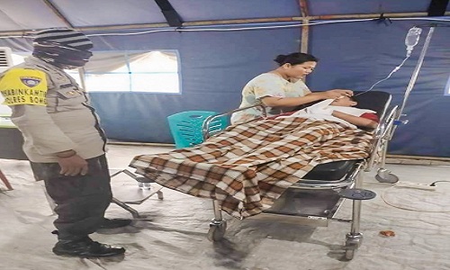Piton 2 Seorang anak mendapat perawatan setelah terluka saat berusaha melepaskan tubuh kawannya yang dililit ular piton sepanjang 3 meter di Sulawesi (foto: The Sun)