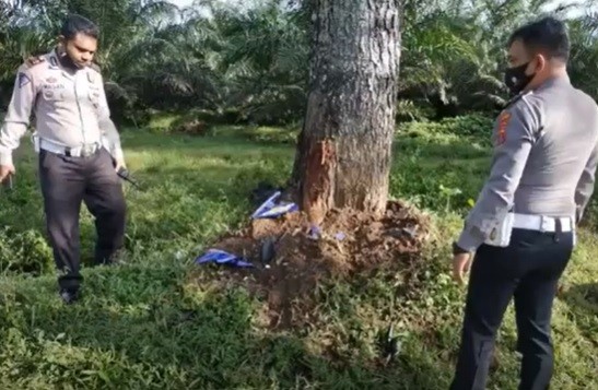 16 Balap Liar Petugas Satlantas Polres Pematangsiantar mengecek lokasi bekas kecelakaan joki balap liar menabrak pohon di pinggir Jalinsum. (Foto: iNews/Dharma Setiawan)