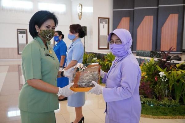 Pembagian Masker batik di Kodam XIII Merdeka 3 Pembagian Masker batik di Kodam XIII Merdeka