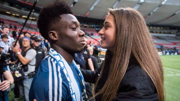 Alphonse Davies Jordyn Huitama Alphonse Davies (kiri) dan kekasihnya, Jordyn Huitema, kerap memamerkan kemesraan di depan publik. (Foto: Canadian Press)