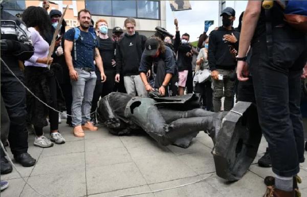 Patung Colston Demonstran Black Lives Matter (BLM) merobohkan patung Edward Colston di Bristol, Inggris.