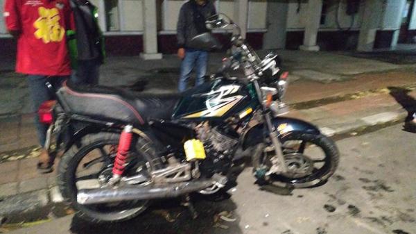 Kecelakaan Kecelakaan terjadi melibatkan sepeda motor dengan Mikrolet 09 jurusan Kebayoran-Tanah Abang, Jumat (20/6/2020) dini hari. (Foto: TMC Polda Metro Jaya).