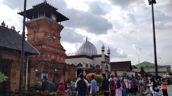 Objek wisata Menara Kudus ramai Objek wisata Menara Kudus ramai didatangi wisatawan. (Foto: Antara).