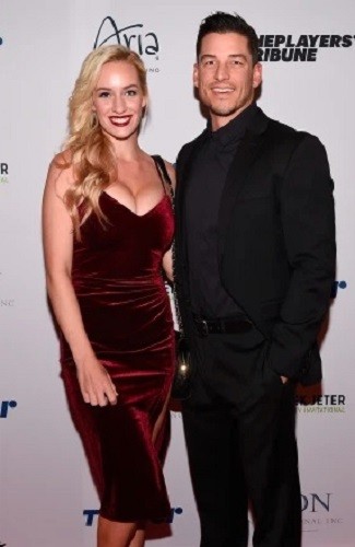 Paige Spiranac (kiri) bersama suaminya, Steven Tinoco. (Foto: Instagram @_paige.renee)