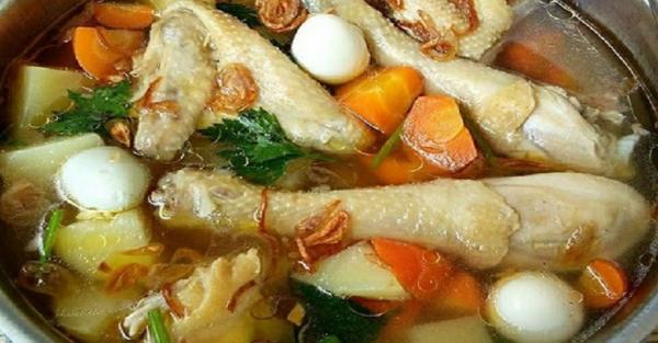 Sup ayam hangat menjadi rekomendasi makanan saat demam.