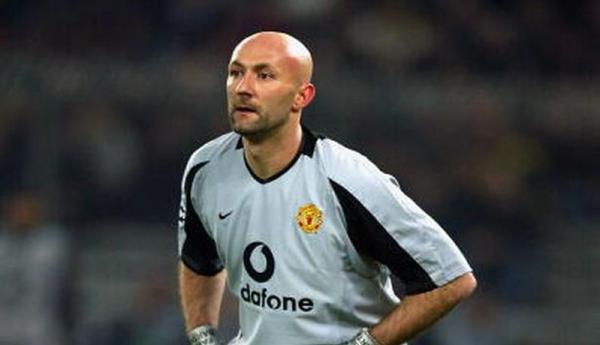 Fabien Barthez 1 Petugas damkar berusaha memadamkan api yang membakar asrama panti asuhan milik Ponpes Manbau Darissalam di Jalan Mendawai Satu Palangkaraya, Kalimantan Tengah (Kalteng), Senin (22/6/2020) malam. (Foto: iNews/Ade Sata)