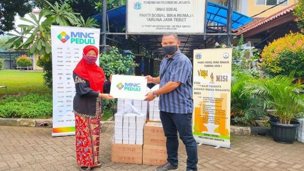 mnc peduli MNC Peduli menyerahkan makan siang ke Panti Sosial Bina Remaja Taruna Jaya di Jakarta Selatan.