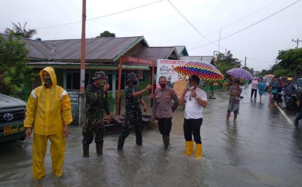 Babinsa Kodim 1308 Luwuk Banggai bantu evakuasi Babinsa Kodim 1308 Luwuk Banggai bantu evakuasi warga