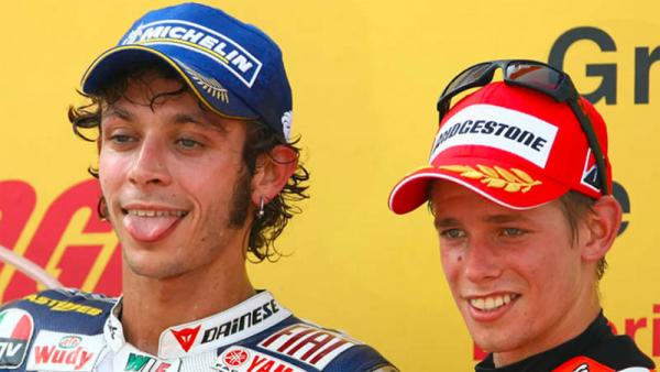 Valentino Rossi (kiri) dan Casey Stoner sempat bersaing ketat di MotoGP. (Foto: Crash)