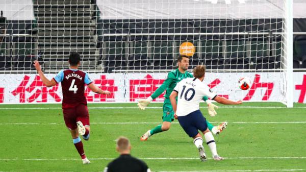Harry Kane Tottenham 2 Striker Tottenham Hotspur Harry Kane (10) merayakan golnya ke gawang West Ham United pada pekan ke-31 Premier League di Tottenham Hotspur Stadium, Rabu (24/6/2020) dini hari WIB. (Foto: Twitter @Squawka)
