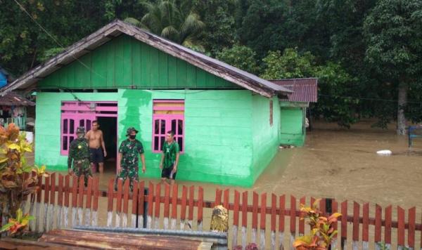 Kodim 1308 Luwuk Banggai bantu evakuasi Kodim 1308 Luwuk Banggai bantu evakuasi warga kena banjir