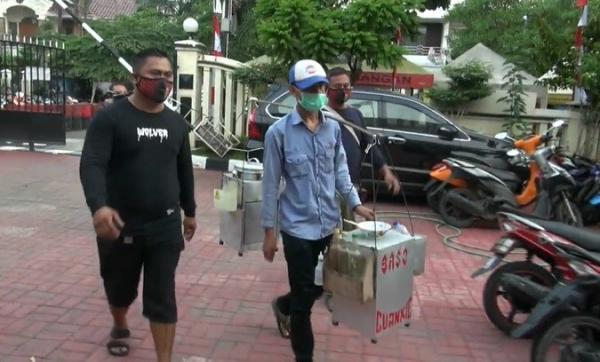 Pedagang Bakso 2 Miftahul Ghani Polsek Kembangan, Jakarta Barat memeriksa pedagang baksi yang terekam CCTV meludahi mangkuk pelanggan. (Foto: iNews.id/Miftahul Ghani)