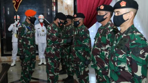mutasi tni Panglima TNI Marsekal TNI Hadi Tjahjanto memimpin penyerahan jabatan Dankoopsus TNI Mayjen TNI Rochadi serta Kapuspes dan Kasetum TNI, Jakarta, Senin (29/6/2020). (Foto: Puspen TNI).