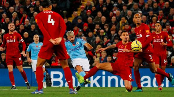 Striker Manchester City Sergio Aguero melepas tembakan ke gawang Liverpool pada Premier League di Anfield, 10 November lalu. (Foto: Premier League)