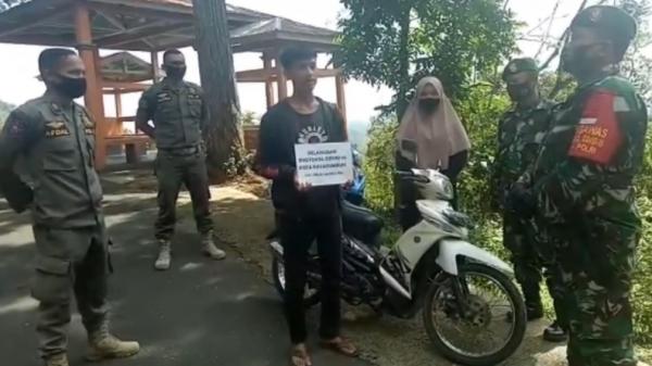 baca pancasila Remaja di Sumbar dihukum menghafal pancasila karena tak memakai masker (Wahyu Sikumbang/iNews)