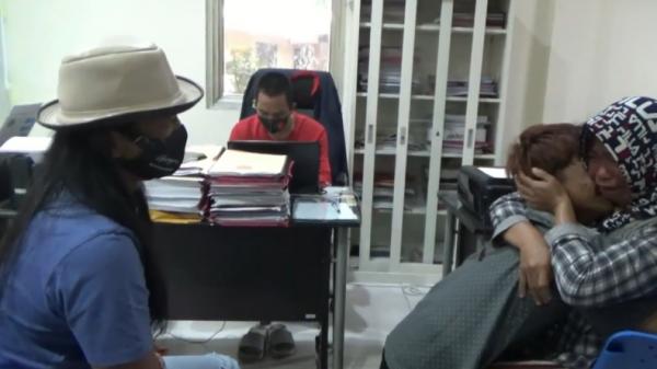 Begal di Palembang bernama Risky minta maaf dan menangis di depan ibunya karena telah membegal dan membunuh kakak angkatnya (Firdaus/iNews)