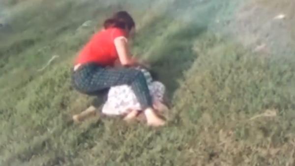 Video penganiayaan Aksi penganiayan yang dilakukan di tengah lapangan di Kota Padang, Sumbar (Budi Sunandar/iNews)