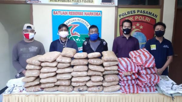 Ganja 52kg Barang bukti ganja seberat 52 kg (Wahyu Sikumbang/iNews)
