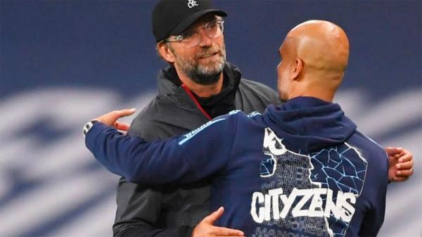 Guardiola Klopp Pelatih Manchester City Pep Guardiola (kanan) memeluk Arsitek Liverpool Jurgen Klopp usai pertandingan Premier League di Anfield, Jumat (3/7/2020) dini hari WIB. (Foto: Premier League)