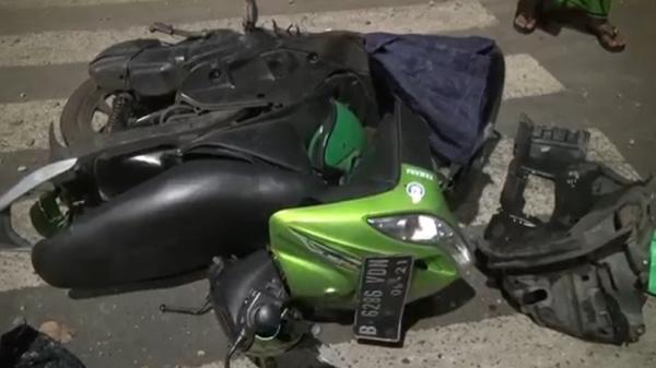 Pengendara sepeda motor menjadi korban tabrak lari di Jalan KH. Mas Mansyur, Tanah Abang, Jakarta Pusat, Sabtu (4/7/2020) subuh. (Foto: iNews/ Miftahul Ghani).