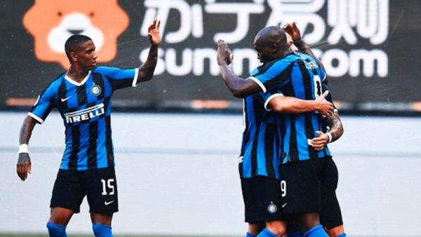 Striker Romelu Lukaku (kanan) merayakan golnya ke gawang Bologna pada giornata ke-30 Serie A di Giuseppe Meazza, Minggu (5/7/2020) malam WIB. (Foto: Twitter @inter)
