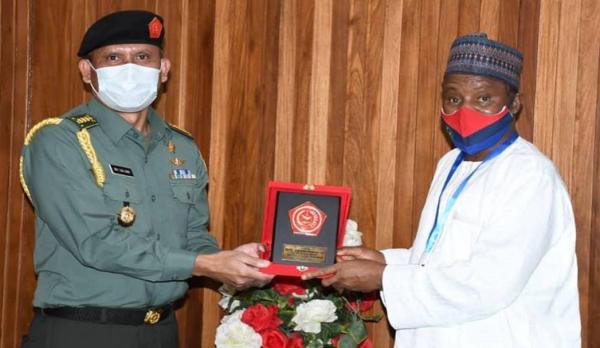  Atase Pertahanan (Athan) Kolonel Arh Bangun Manahan Tanjung mendampingi Dubes LBBP RI di Abuja Usra Hendra Harahap saat bertemu Menteri Pertahanan (Menhan) Republik Federal Nigeria Bashir Salihi Magashi. (Foto: ist)