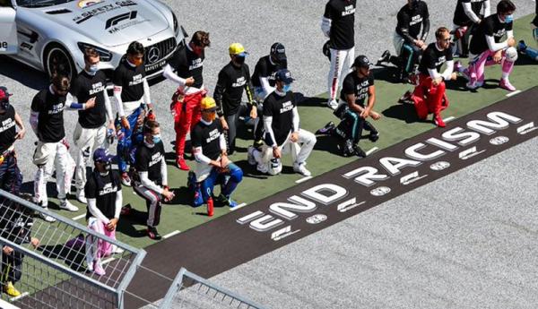 Sejumlah pembalap F1 Berlutut Aksi baerlutut sejumlah pembalap F1 untuk mendukung gerakan antirasis (Foto: ESPN)