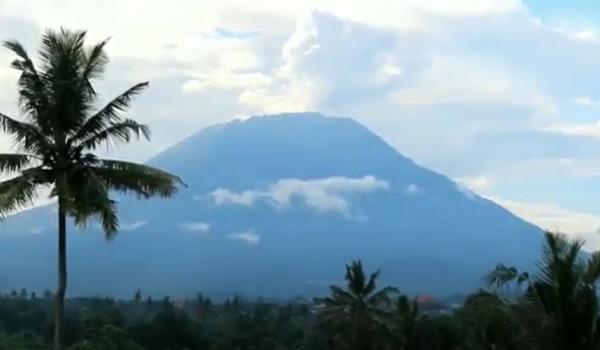 Gunung Agung Bali - Yunda Ariesta Gunung Agung di Kabupaten Karangasem, Bali akan diturunkan statusnya dari Awas menjadi Waspada. (iNews.id/Yunda Ariesta)