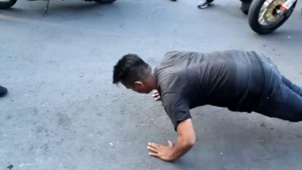 Wali Kota Surabaya Tri Rismaharini hukum warga Pengunjung warung yang dihukum Wali Kota Surabaya Tri Rismaharini push up di depan salah satu warung di Surabaya, Jatim, Selasa (7/7/2020). (Foto: iNews/Hari Tambayong)