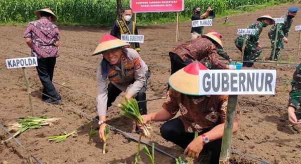 Gubernur bercocok tanam untuk ketahanan pangan Gubernur dan Forkopimda bercocok tanam untuk ketahanan pangan dalam pandemi Covid-19