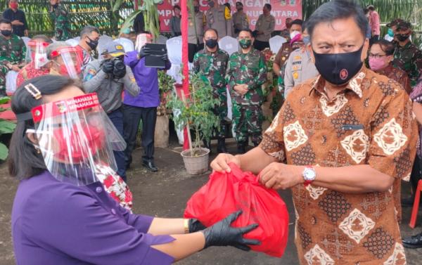 Gubernur Sulut memberikan bantuan sosial Gubernur Sulut memberikan bantuan sosial kepada masyarakat yang terdampak Covid-19