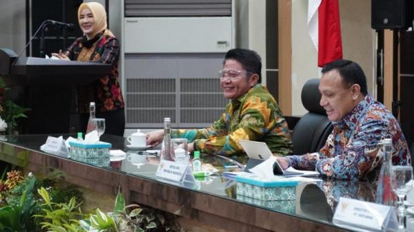 Gubernur Sumatera Selatan Herman Deru (kiri) dan Ketua Komisi Pemberantasan Korupsi  Firli Bahuri (kanan) (Humas Pemprov Sumsel)