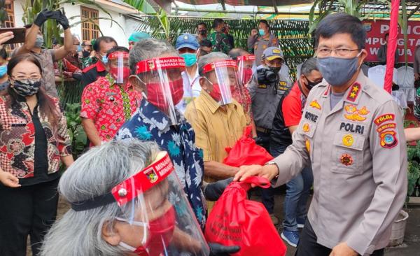 Kapolda Sulut memberikan bantuan sosial Kapolda Sulut memberikan bantuan sosial kepada masyarakat yang terdampak Covid-19