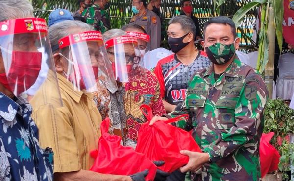 Pangdam XIII Merdeka serahkan bantuan sosial Pangdam XIII Merdeka serahkan bantuan sosial kepada masyarakat yang terdampak Covid-19