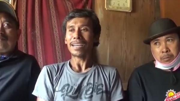 Wagiman, pria yang sanggup memindahkan fondasi rumahnya dalam waktu 1 jam lebih di Dusun Desa Mengger, Kecamatan Karanganyar, Kabupaten Ngawi, Jawa Tengah (Jateng), jadi tontonan warga, Kamis (9/7/2020). (Foto: iNews/Asfi Manar)
