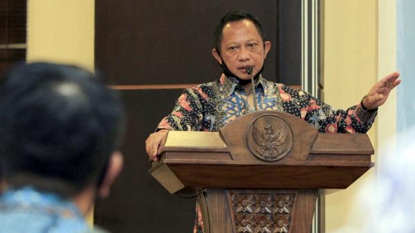 10 Antara Tito Karnavian 1 Mendagri Tito Karnavian saat klarifikasi terkait pernyataannya soal jenazah Covid-19 dibakar. (Foto: iNews/Fandi Wattimena)