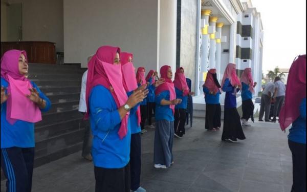 ASN Pakai Cadar di Lombok Peraturan ASN perempuan pakai cadar gantikan masker di Lombok saat aktivitas Jumat Bersih (foto: HRW)