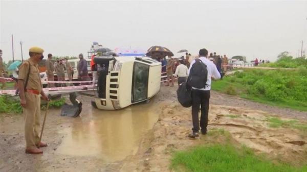 Mobil Terbalik Mobil tahanan yang membawa tersangka Vikas Dubey terbalik (foto: Reuters)