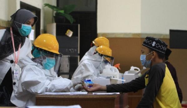 Santri asal Kalimantan Barat menjalani pemeriksaan menggunakan alat tes diagnostik cepat untuk mendeteksi penularan COVID-19 di Dinas Kesehatan Provinsi Kalbar di Pontianak. (Antara)