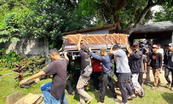 Suasana pemakaman Yodi Prabowo Suasana pemakaman Yodi Prabowo (Foto: Hambali/Okezone)