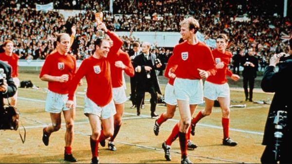 Jack Charlton (kedua kanan) bersama Timnas Inggris menjuarai Piala Dunia 1966. (Foto: Sky Sports)
