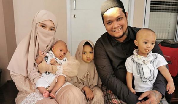 Virgoun bersama istri dan anaknya. (Foto: IG)