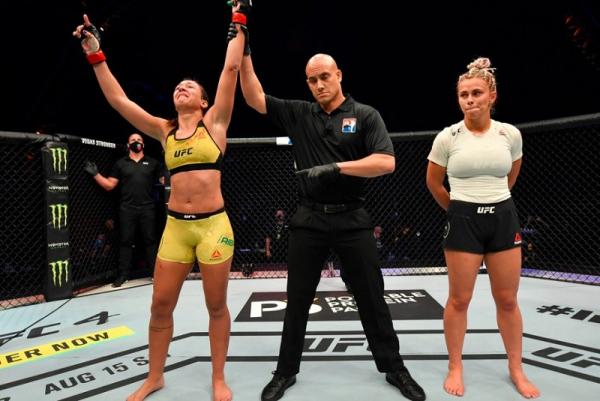 Paige Paige VanZant (kanan) kalah dari Amanda Ribas pada UFC 251 di di Fight Island, Minggu (12/7/2020) siang WIB. (Foto: NY Post)