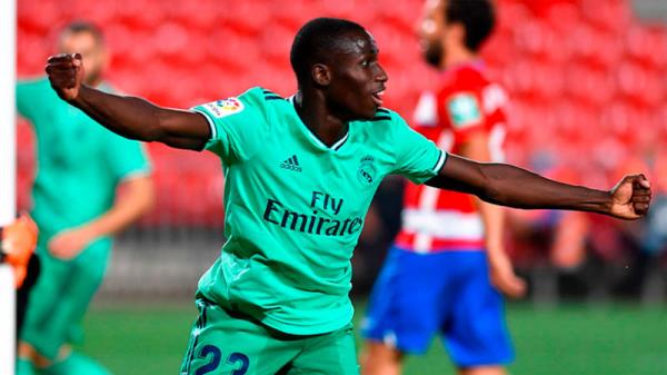 Bek kiri Real Madrid Ferland Mendy merayakan golnya ke gawang Granada pada jornada ke-36 di Estadio Nuevo Los Carmenes, Selasa (14/7/2020) dini hari WIB. (Foto: Twitter @RealMadrid)