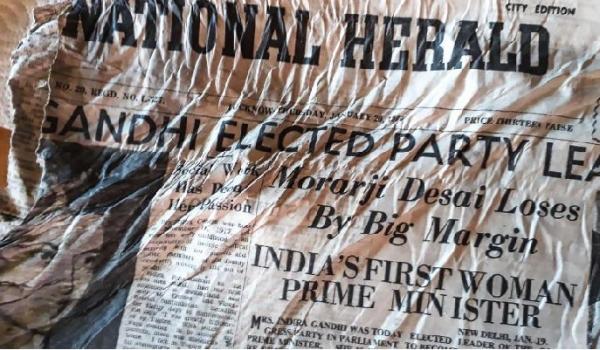 Koran India Tahun 1966 Koran India National Herald tahun 1966 ditemukan setelah Gletser Bossons di Gunung Mont Blanc mencair (foto: CNN)