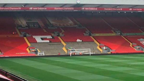 Anfield Tribune di belakang gawang Anfield dipersiapkan untuk panggung perayaan juara Premier League. (Foto: Givemesport)
