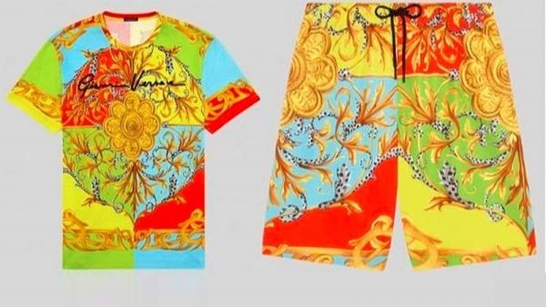 Baju dan Celana McGregor Baju dan celana Versace Summer Capsule Print yang dipakai Conor McGregor di hari ulang tahunnya, Selasa (14/7/2020). (Foto: The Sun)